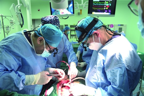 山一大一附院冠心病与心脏移植外科主任王东进行“换心”手术